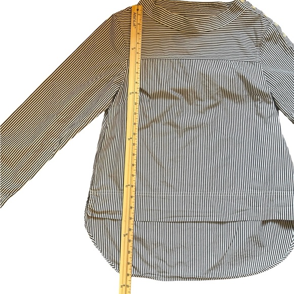 J Crew Women’s Stripped Shirt Size 4 With Button Details on Shoulder - Picture 8 of 10